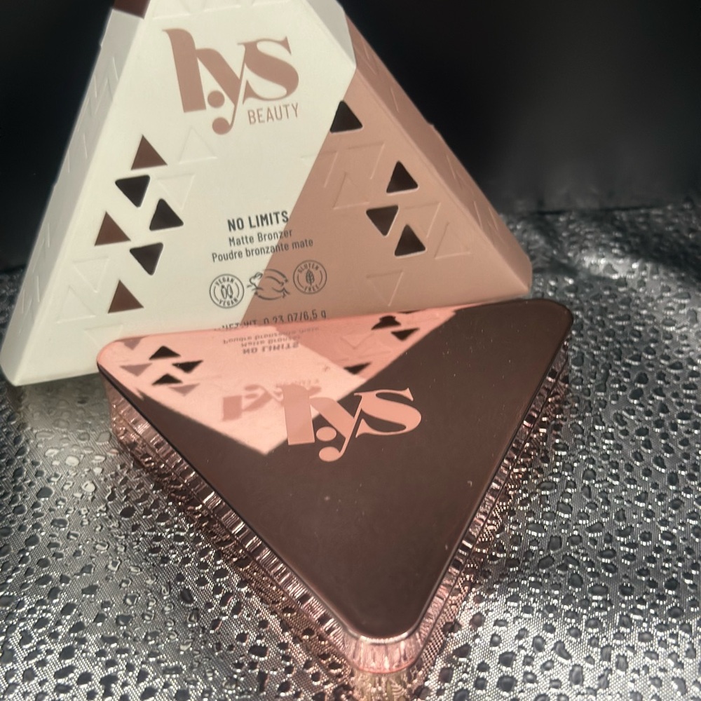 Brown Contour Bronzer for a Sculpted Look